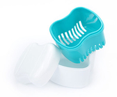 Καθαρά καθαρότερη βούρτσα οδοντοστοιχιών προσοχής και φλυτζάνι περίπτωσης λουτρών οδοντοστοιχιών κιβωτίων κατόχων υπηρετών